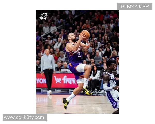 布克第三节火力全开砍下16分不幸崴脚提前离场球队急需他的回归